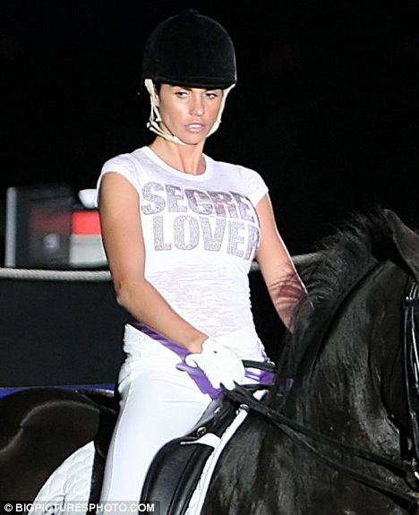 Glamour girl Katie Price saddles up. 10444-glamour-girl-katie-price-saddles-up-.jpg