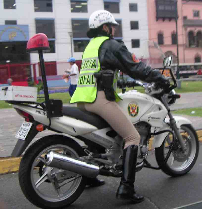 traffic police women peru 11080-traffic-police-women-peru.jpg