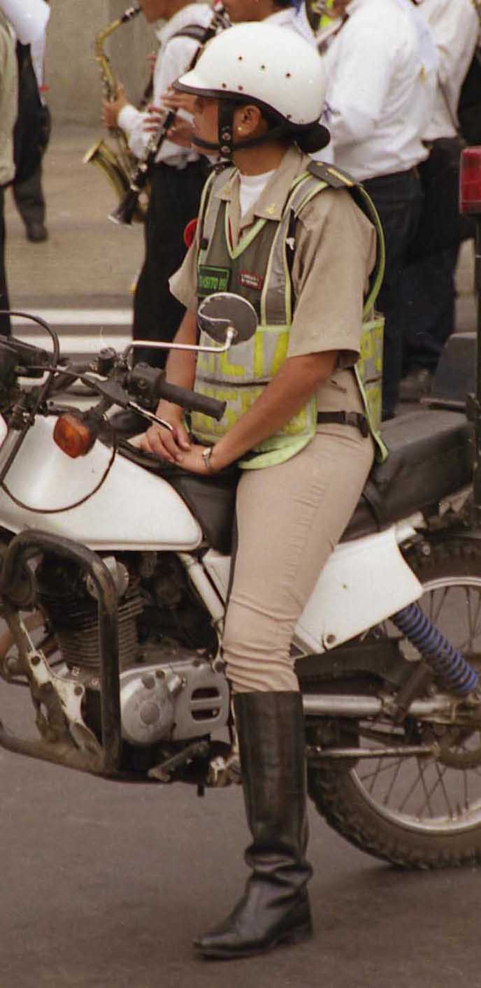 Re: traffic police women peru 11087-re--traffic-police-women-peru.jpg