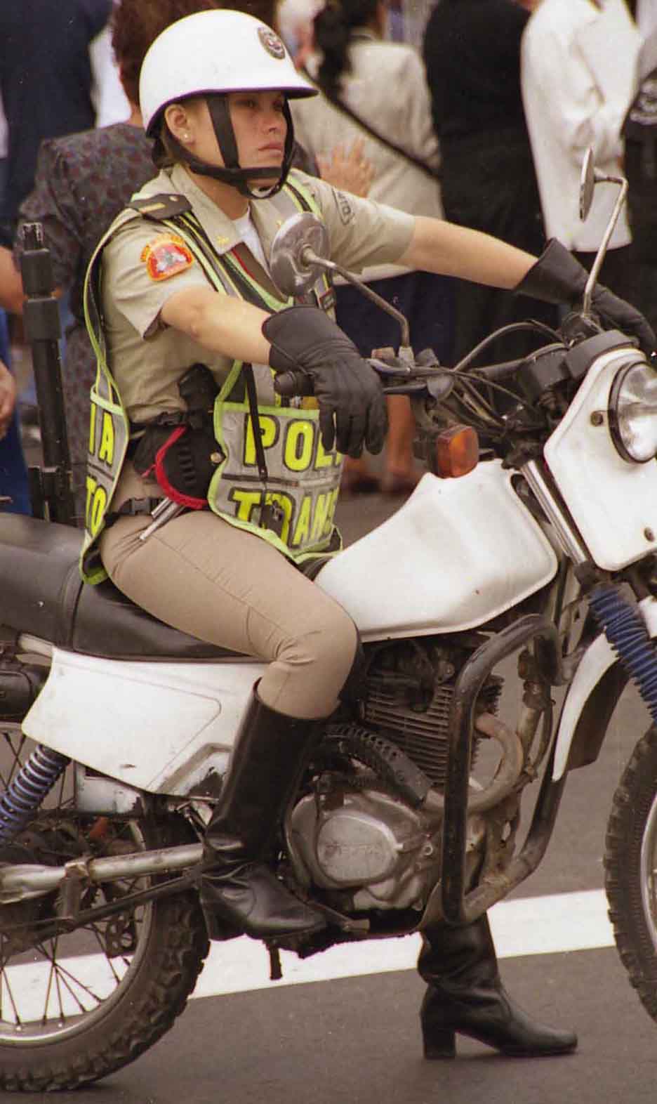 Re: traffic police women peru 11088-re--traffic-police-women-peru.jpg