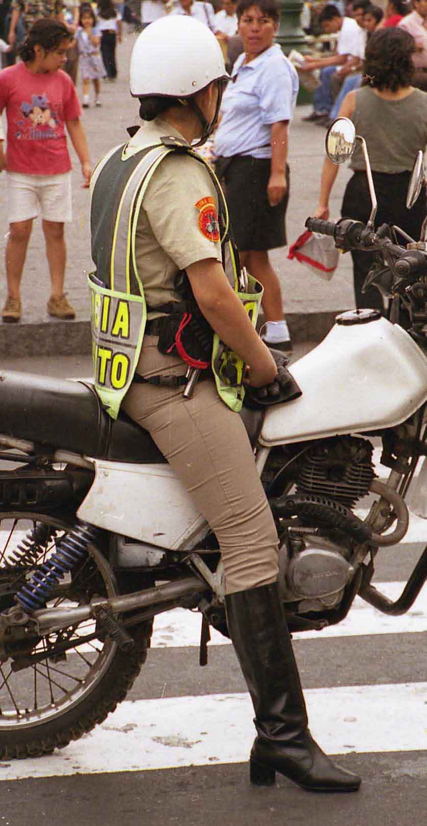 Re: traffic police women peru 11091-re--traffic-police-women-peru.jpg
