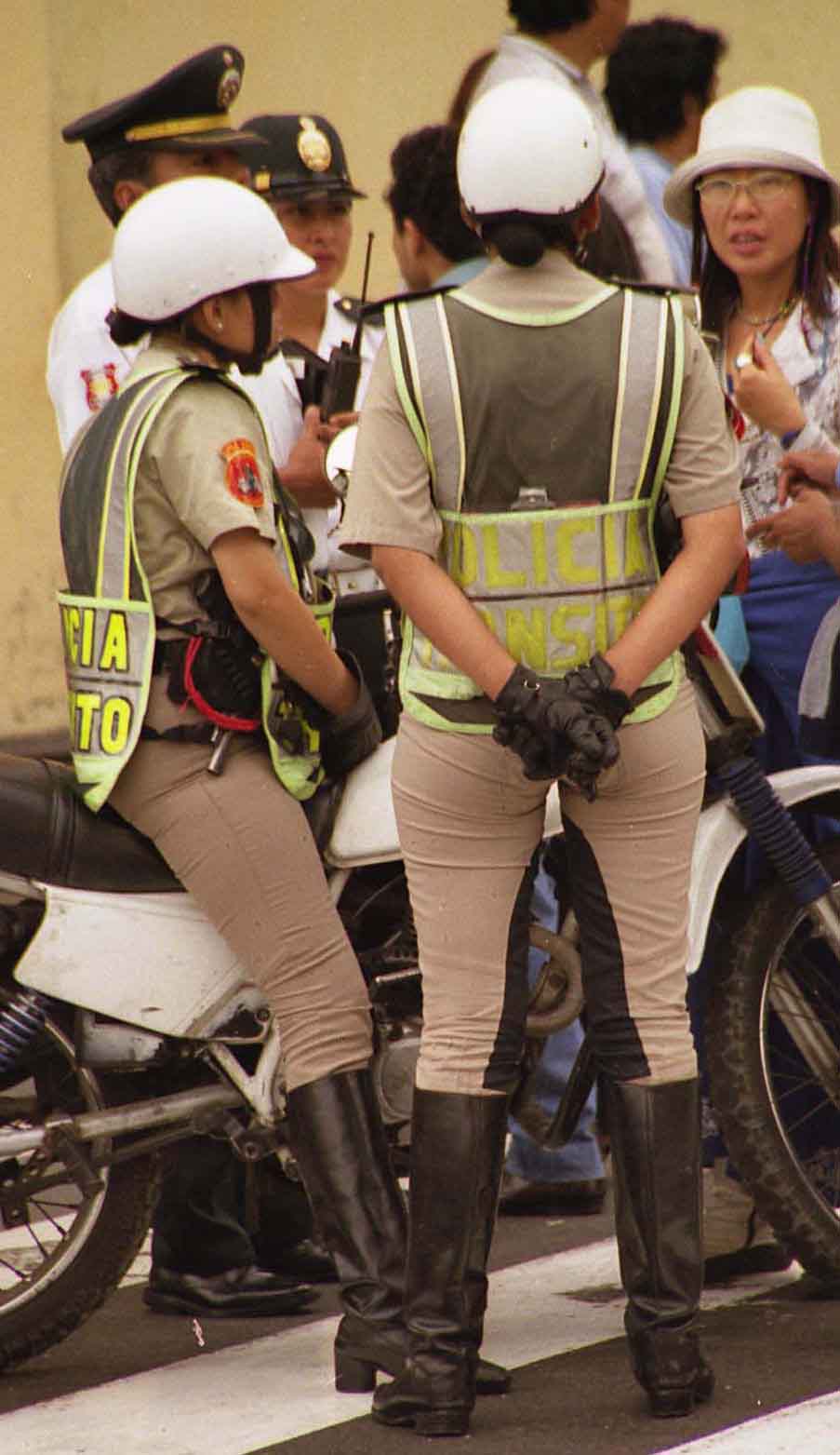 Re: traffic police women peru 11093-re--traffic-police-women-peru.jpg