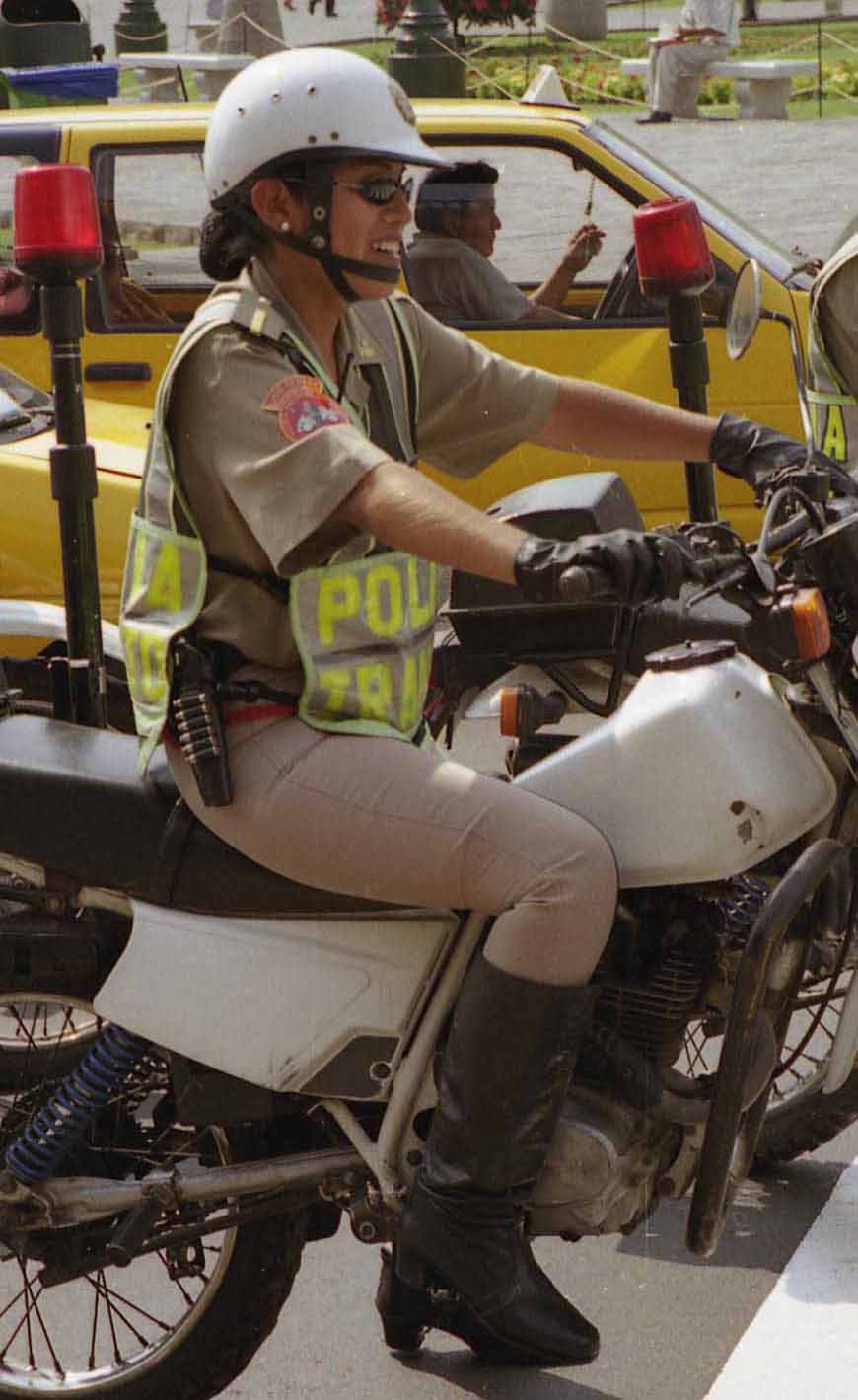 Re: traffic police women peru 11202-re--traffic-police-women-peru.jpg