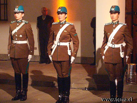 Re: policewomen chile 11738-re--policewomen-chile.jpg