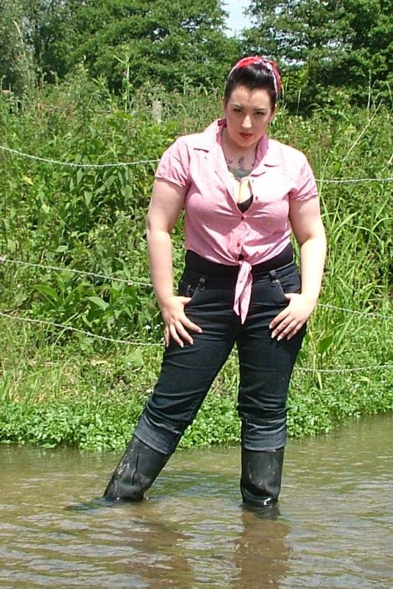 Re: anyone like thier boots under jeans ? 12984-re--anyone-like-thier-boots-under-jeans--.jpg