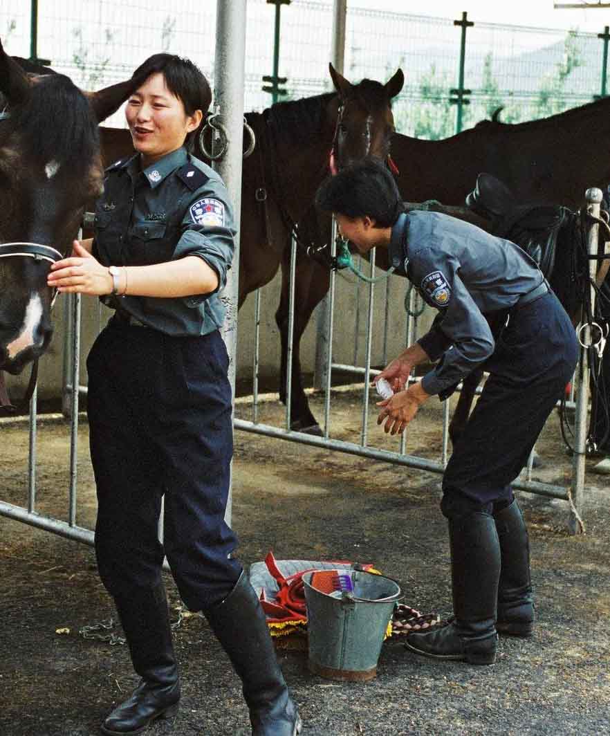 Re: policewomen from around the world 13462-re--policewomen-from-around-the-world.jpg