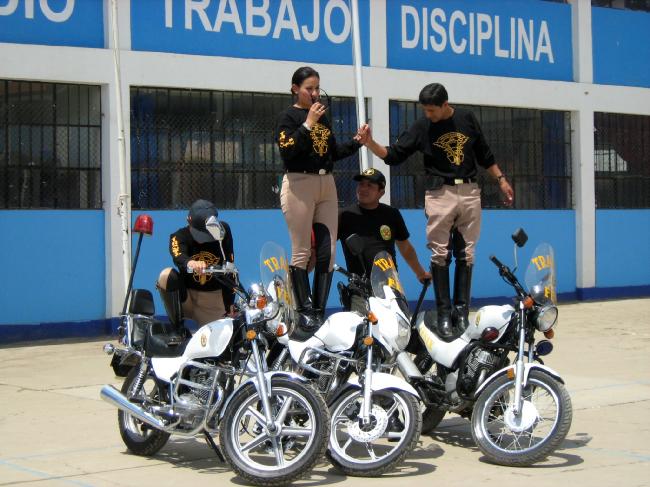 Re: more peru policewomen 14528-re--more-peru-policewomen.jpg