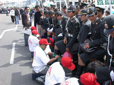 Re: more peru policewomen 14544-re--more-peru-policewomen.jpg