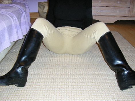 she prefers rubber ridingboots 14721-she-prefers-rubber-ridingboots.jpg