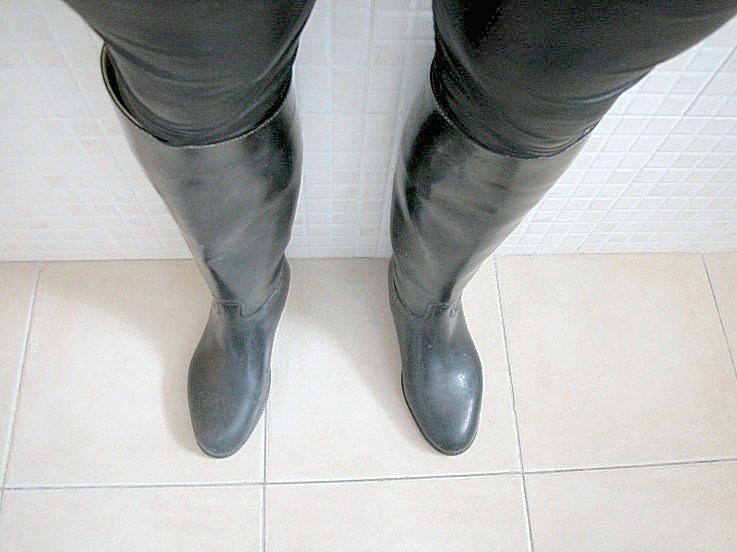 nice boots eh ? 14786-nice-boots-eh--.jpg