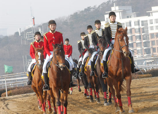 Re: dalian mounted cops 1483-re--dalian-mounted-cops.jpg