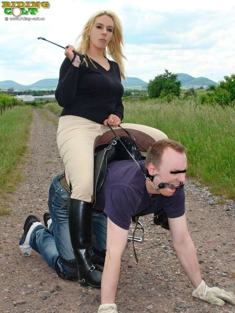 [picture set] Blond rider with Aigle riding boots and human pony 15366--picture-set--blond-rider-with-aigle-riding-boots-and-human-pony.jpg