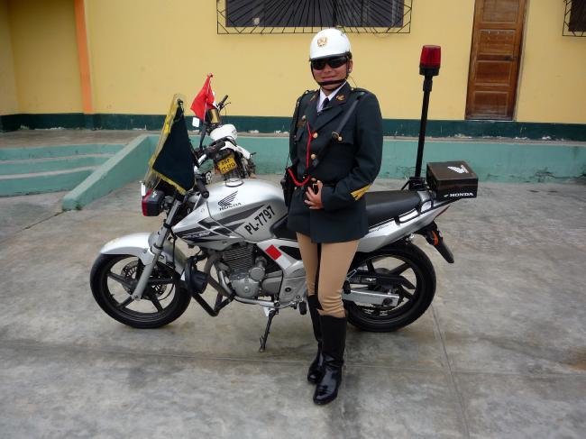 Re: more peru policewomen 16571-re--more-peru-policewomen.jpg