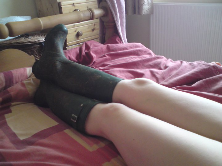 anyone like bare leggs with wellies ? 18230-anyone-like-bare-leggs-with-wellies--.jpg