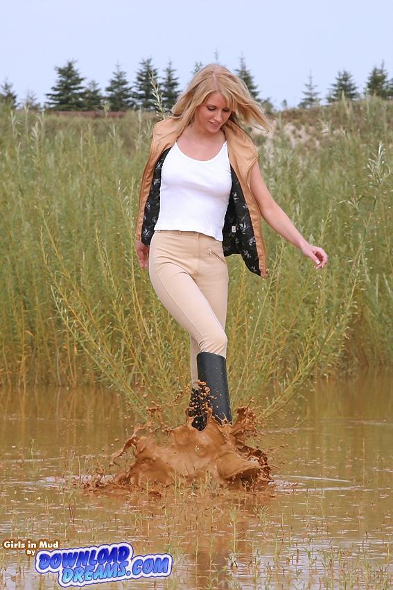 Stefanie in mud 19445-stefanie-in-mud.jpg