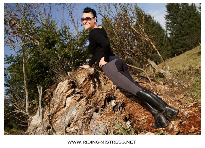 The mistress is posing in autumn 19933-the-mistress-is-posing-in-autumn.jpg