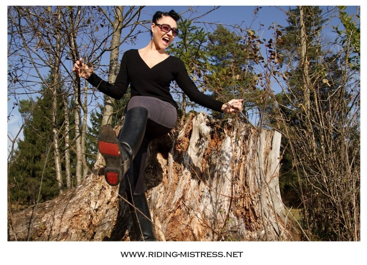 The mistress is posing in autumn 19935-the-mistress-is-posing-in-autumn.jpg