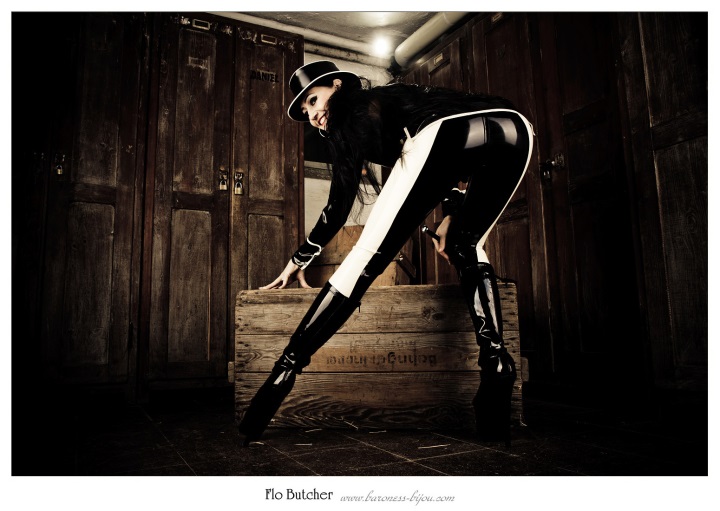 The Mistress in a Latex-Ridingoutfit 20020-the-mistress-in-a-latex-ridingoutfit.jpg