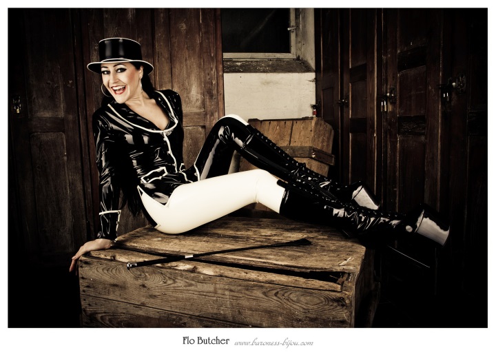 The Mistress in a Latex-Ridingoutfit 20023-the-mistress-in-a-latex-ridingoutfit.jpg