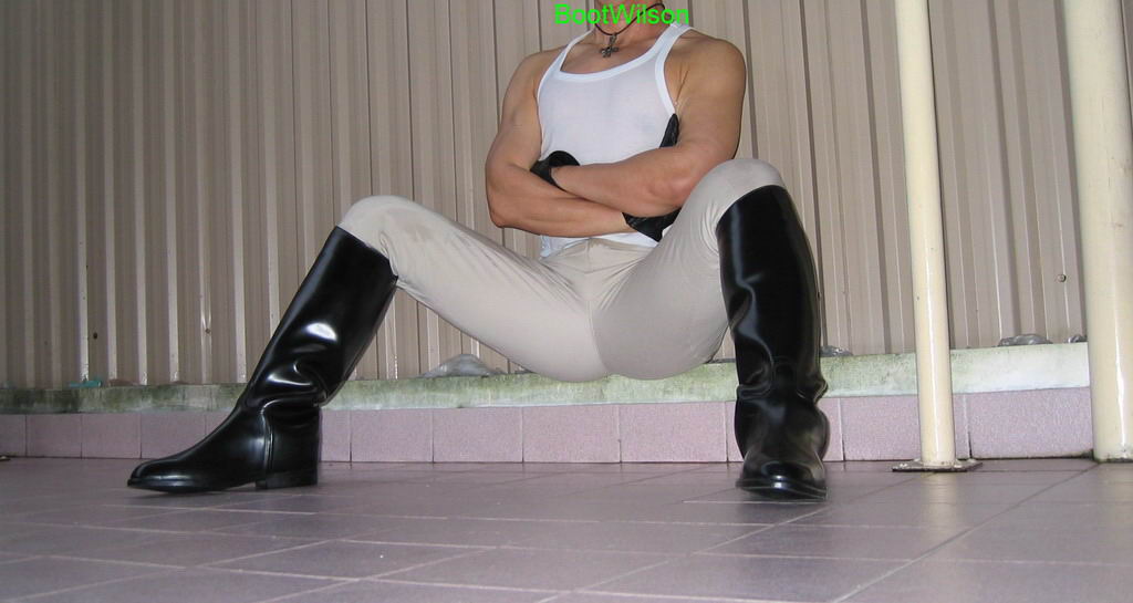 he likes rubber ridingboots 2059-he-likes-rubber-ridingboots.jpg