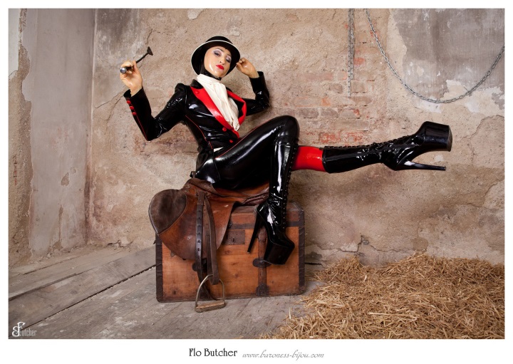 Latexridindoutfit 20605-latexridindoutfit.jpg