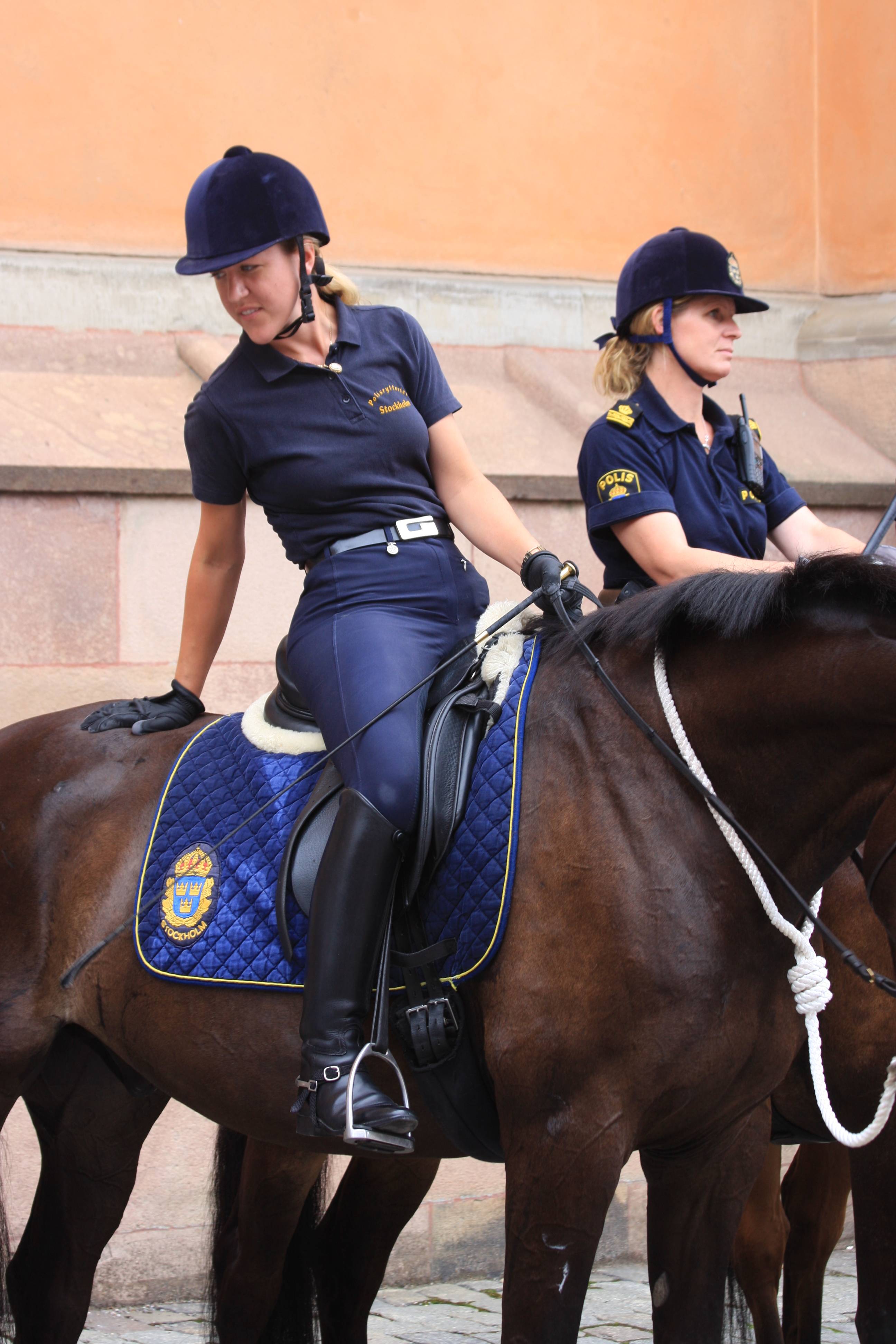 Mounted police women 27683-mounted-police-women.jpg