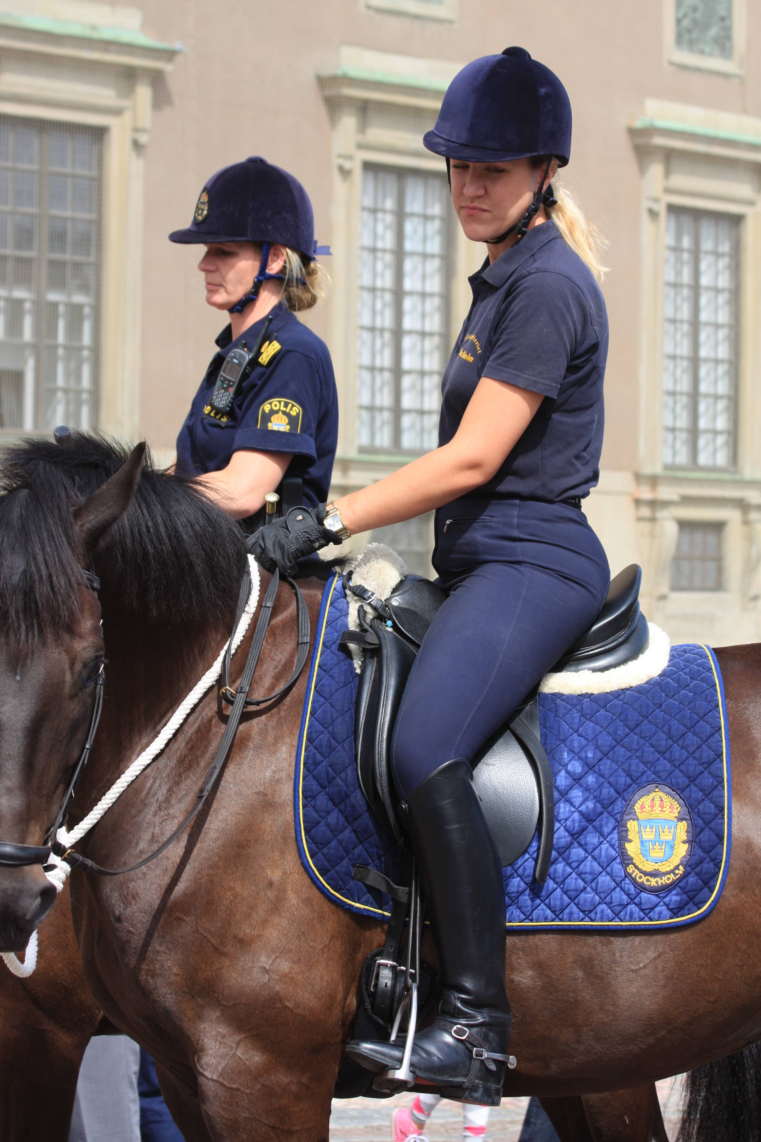 Mounted police women 27687-mounted-police-women.jpg