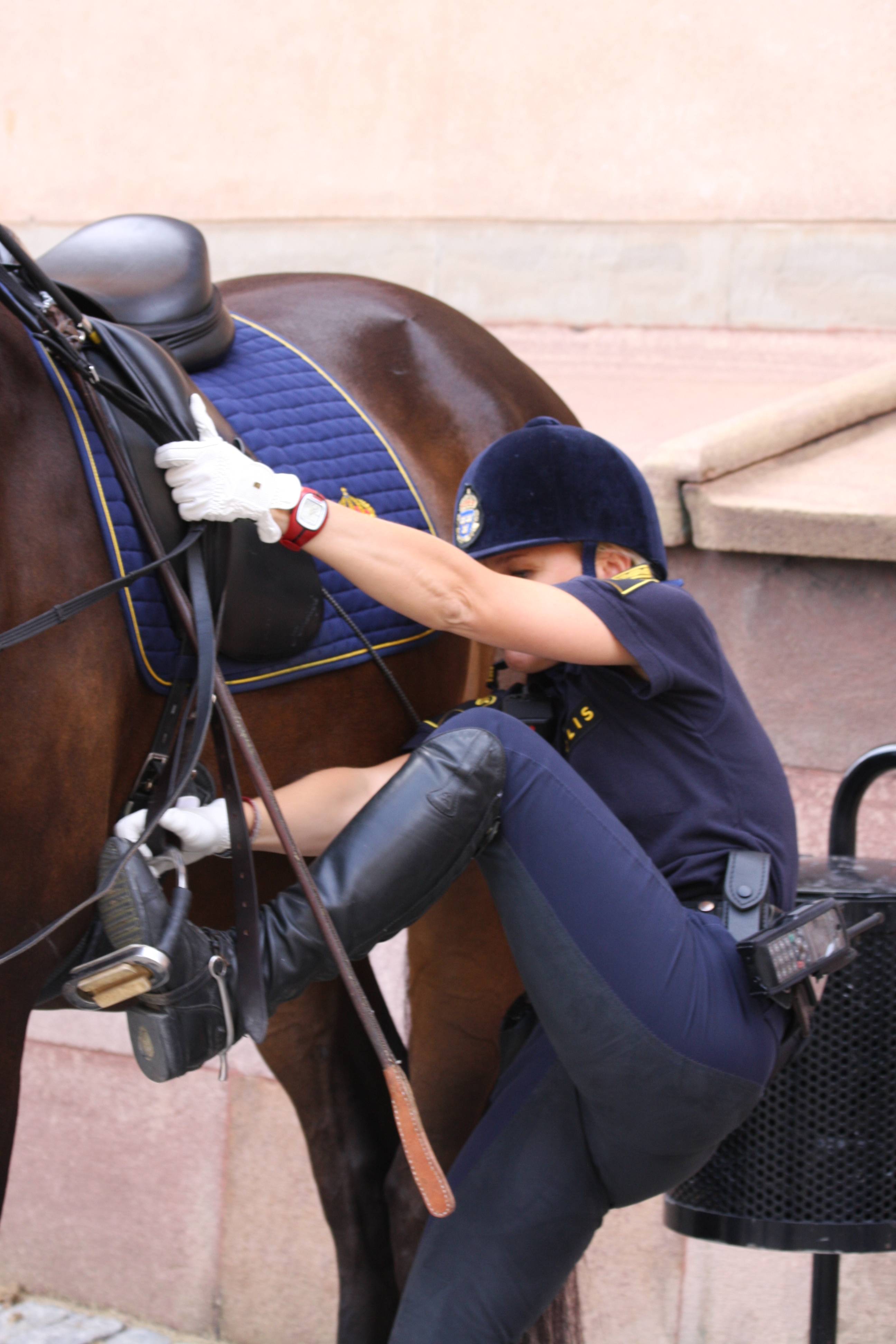 Mounted police women 27690-mounted-police-women.jpg