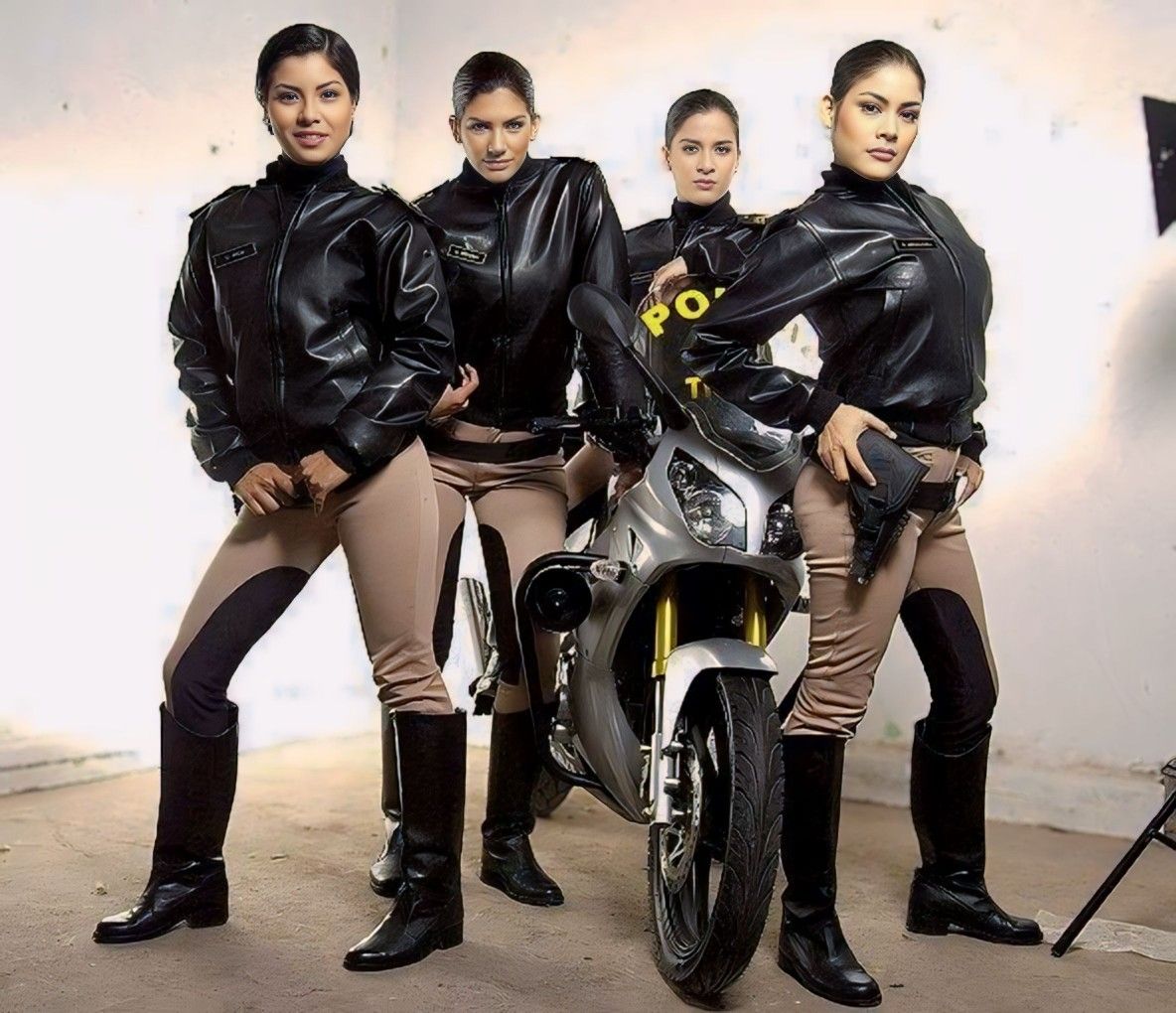 Latin American / Peruvian Motorcycle Police Officers 27755-latin-american---peruvian-motorcycle-police-officers.jpg