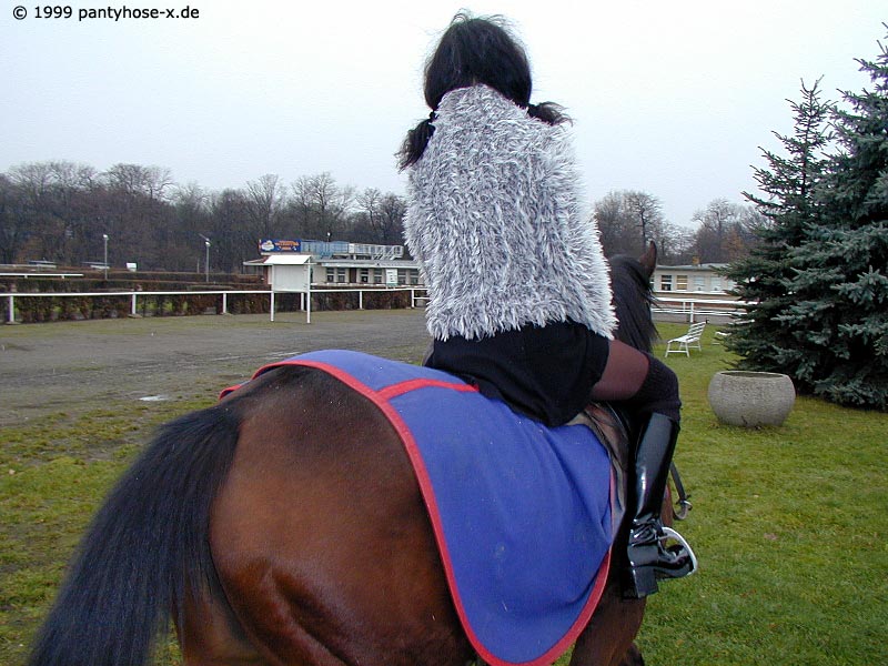 who let her on this horse ? 3839-who-let-her-on-this-horse--.jpg