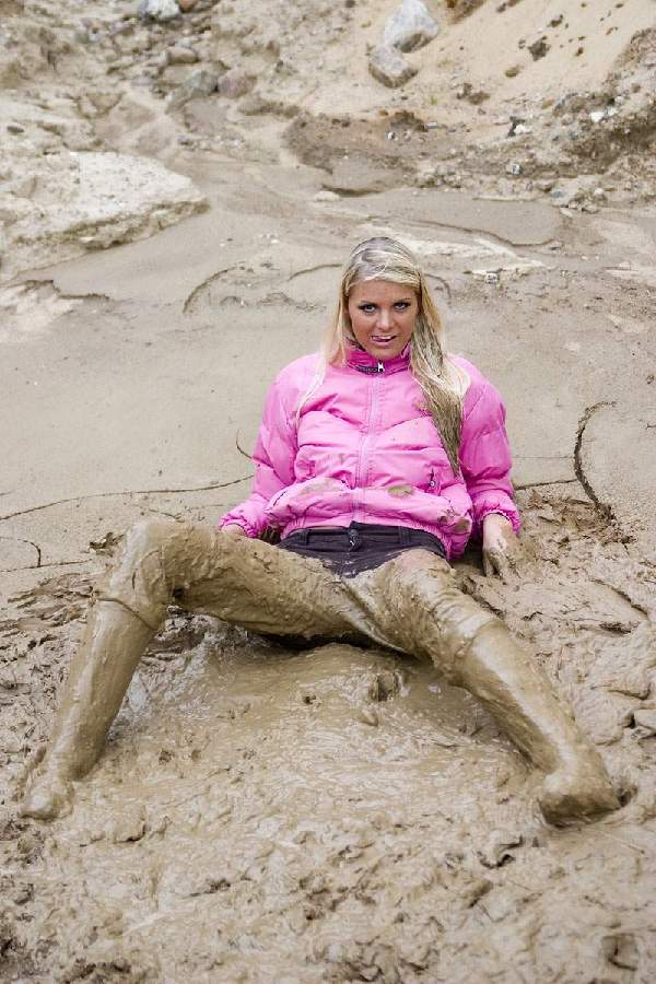 she likes the mud 6113-she-likes-the-mud.jpg