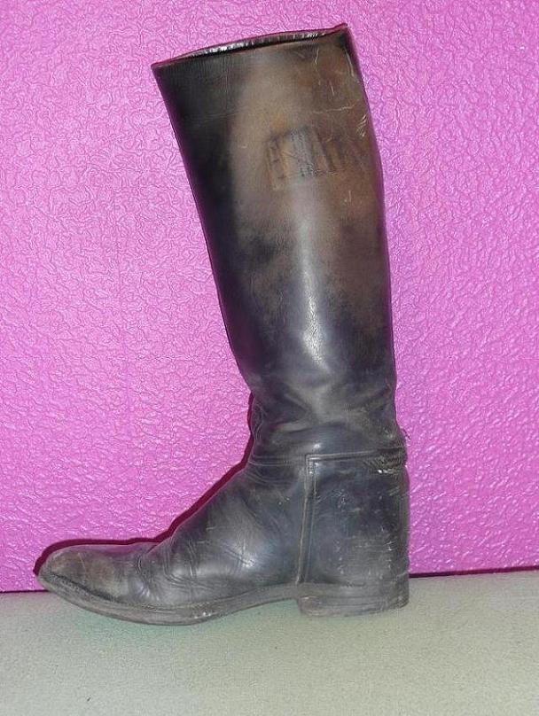 Who likes well worn leather riding boots???? 8088-who-likes-well-worn-leather-riding-boots----.jpg