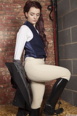 Belle wearing ridingboots and jodhpurs.